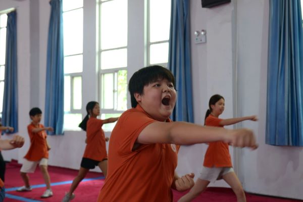 看展演、学招式、悟精髓，海外华裔青少年到taptap点点体验少林功夫
