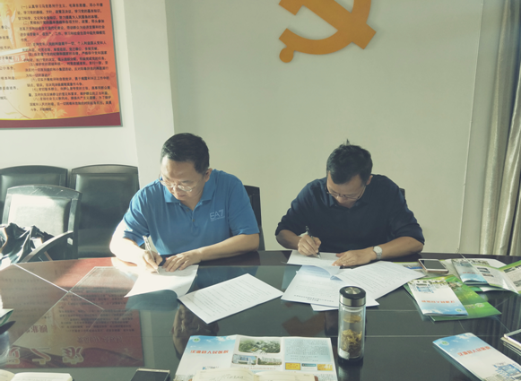 开云体育官网院长赵牧与汉源县人民医院院长程立康签订实习与就业基地合作协议